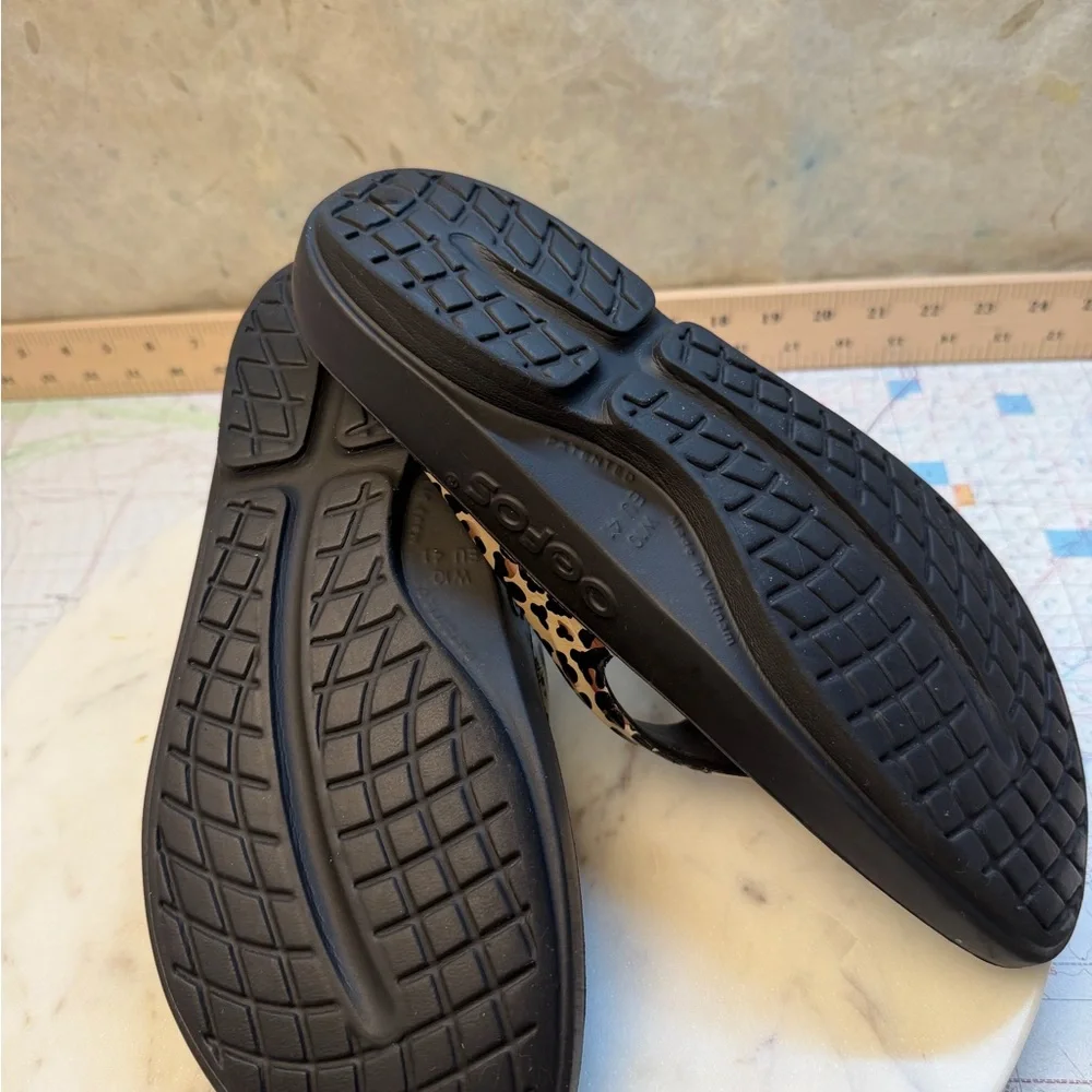 OOFOS Women's size 10 Leopard Sandals - Picture 4 of 6